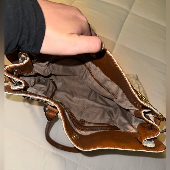 WHITE MICHAEL KORS LOGO BAG WITH GOLD HARDWARE. - Picture 5 of 8